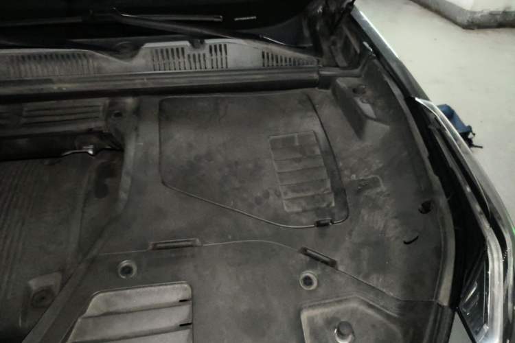 Used Lynk & Co 05 2020 2.0TD Two-Wheel Drive Shine Halo Engine Bay Left