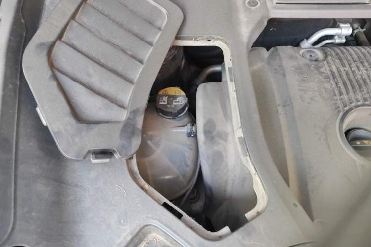 Used Lynk & Co 05 2020 2.0TD Four-Wheel Drive HypeHalo Engine Bay Right