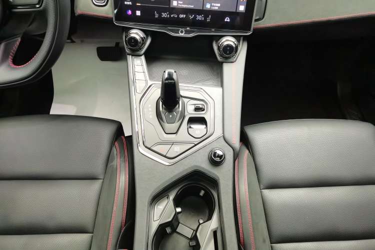 Used Lynk & Co 05 2020 2.0TD Four-Wheel Drive HypeHalo Gear Lever