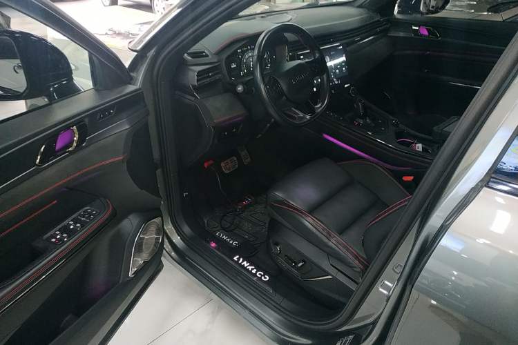Used Lynk & Co 05 2020 2.0TD Four-Wheel Drive HypeHalo Interior 3