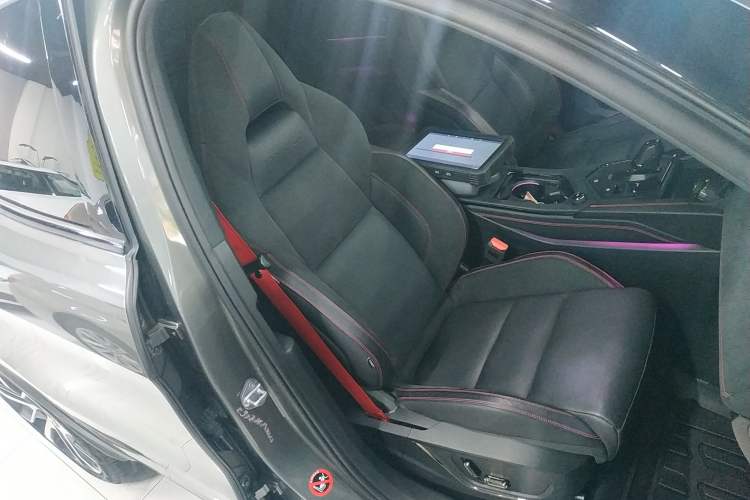 Used Lynk & Co 05 2020 2.0TD Four-Wheel Drive HypeHalo Right Front Seat