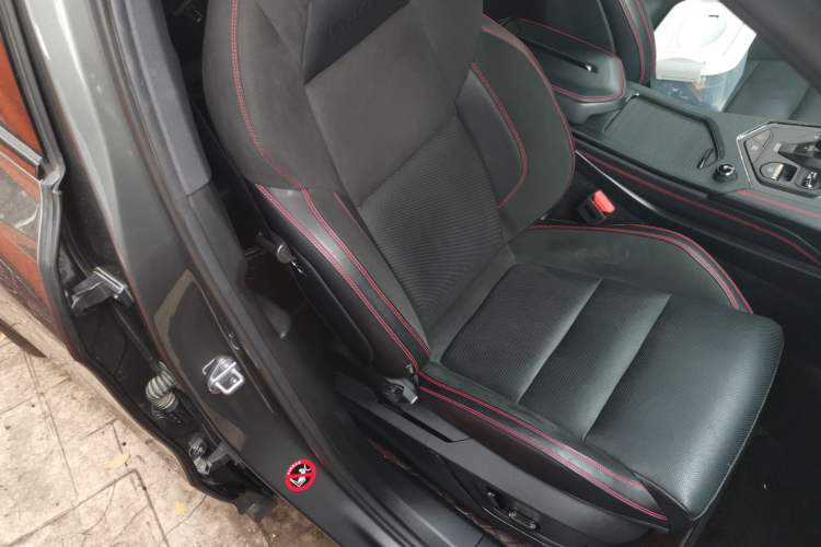 Used Lynk & Co 05 2020 2.0TD Four-Wheel Drive HypeHalo Right Front Seat