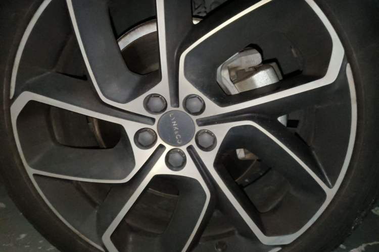 Used Lynk & Co 05 2020 2.0TD Two-Wheel Drive Shine Halo Right Front Wheel Hub