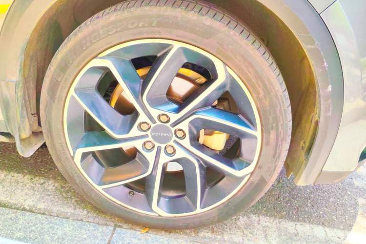 Used Lynk & Co 05 2020 2.0TD Two-Wheel Drive Shine Halo Right Front Wheel Hub