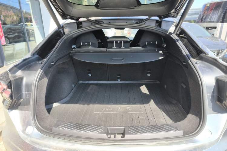 Used Lynk & Co 05 2020 2.0TD Four-Wheel Drive HypeHalo Trunk