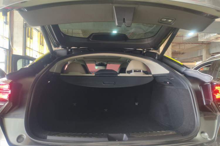 Used Lynk & Co 05 2020 2.0TD Two-Wheel Drive Zhaoyang Plus Trunk