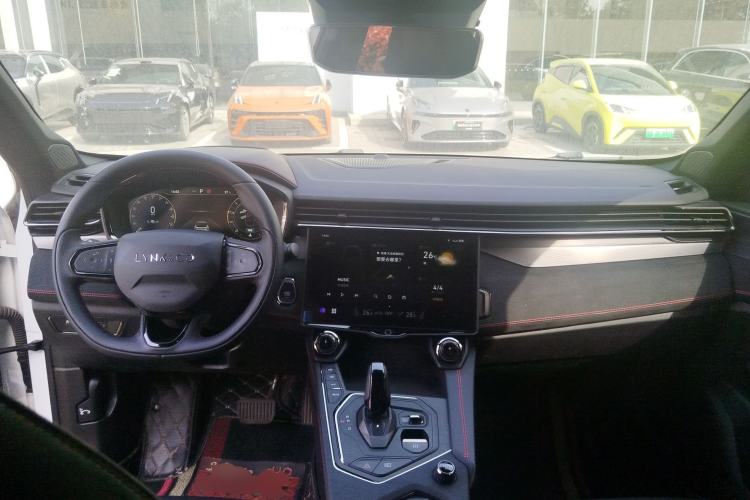 Used Lynk & Co 05 2020 2.0TD Four-Wheel Drive HypeHalo Center Console
