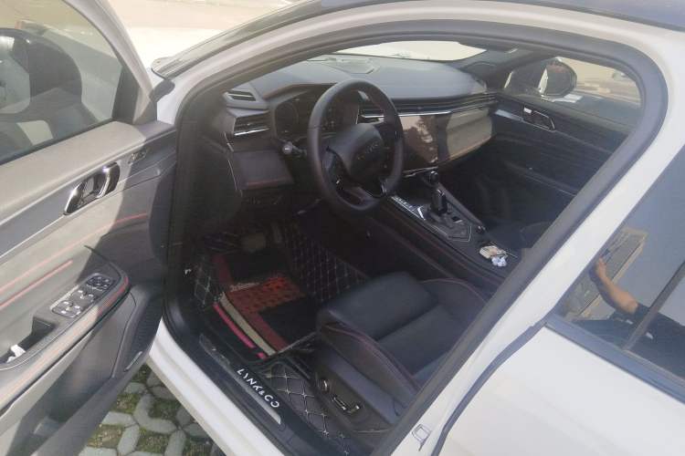 Used Lynk & Co 05 2020 2.0TD Four-Wheel Drive HypeHalo Driver Seat