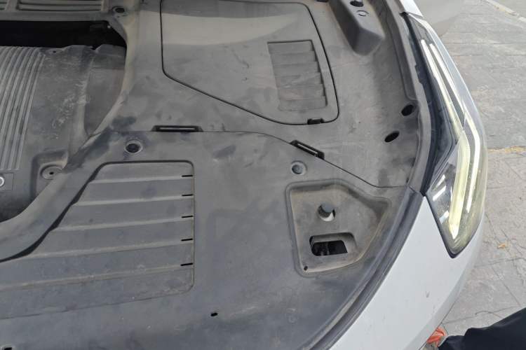 Used Lynk & Co 05 2020 2.0TD Four-Wheel Drive HypeHalo Engine Bay Left