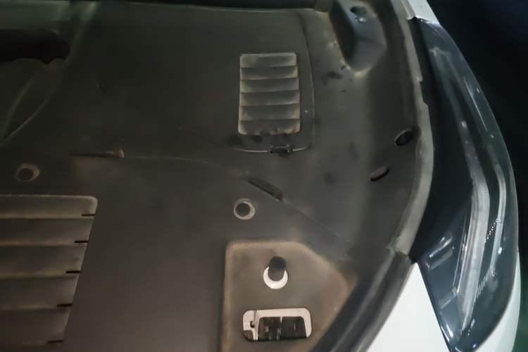 Used Lynk & Co 05 2020 2.0TD Four-Wheel Drive HypeHalo Engine Bay Left