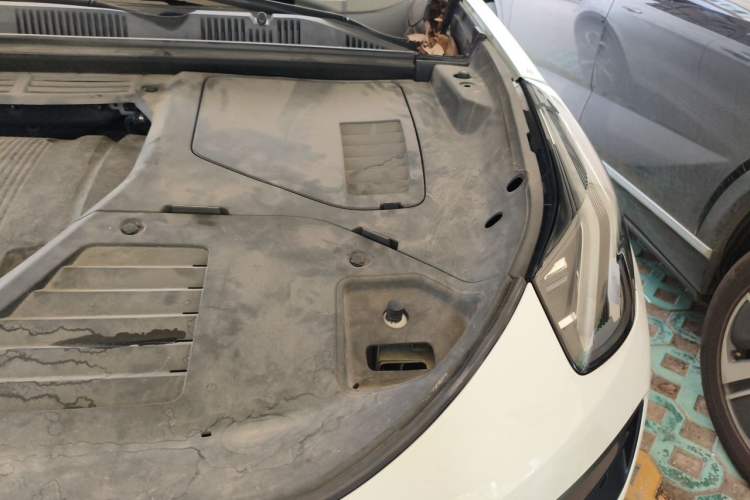Used Lynk & Co 05 2020 2.0TD Four-Wheel Drive HypeHalo Engine Bay Left