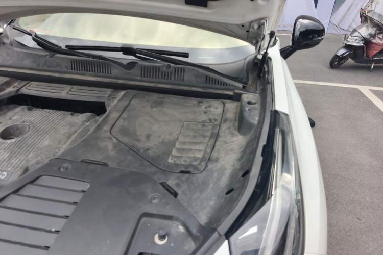 Used Lynk & Co 05 2020 2.0TD Four-Wheel Drive HypeHalo Engine Bay Left