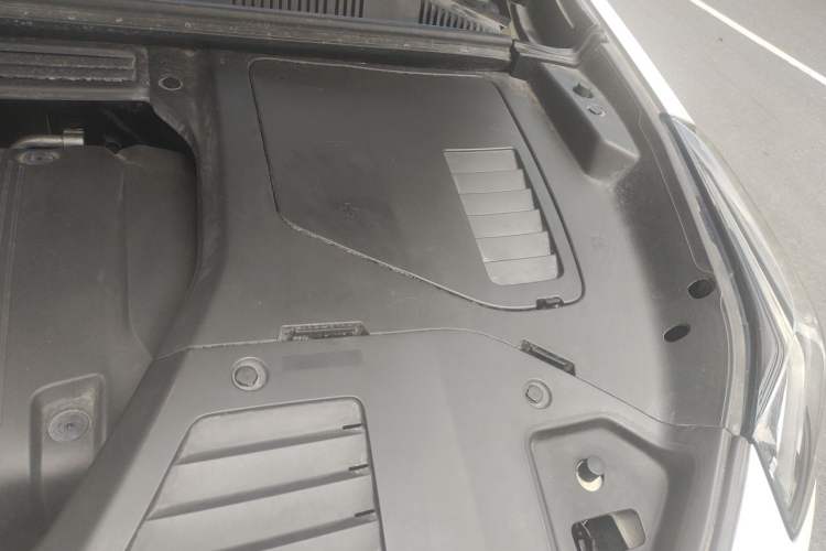 Used Lynk & Co 05 2020 2.0TD Two-Wheel Drive Shine Halo Engine Bay Left