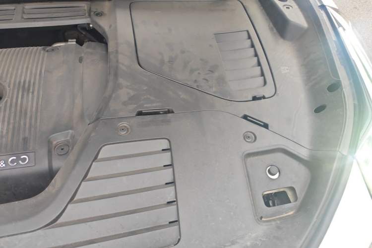 Used Lynk & Co 05 2020 2.0TD Two-Wheel Drive Shine Halo Engine Bay Left