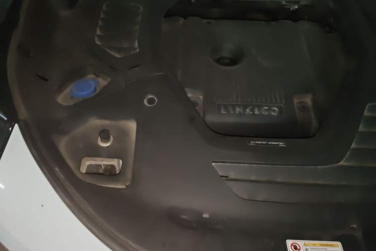 Used Lynk & Co 05 2020 2.0TD Four-Wheel Drive HypeHalo Engine Bay Right