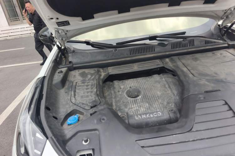 Used Lynk & Co 05 2020 2.0TD Four-Wheel Drive HypeHalo Engine Bay Right