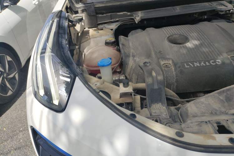 Used Lynk & Co 05 2020 2.0TD Two-Wheel Drive Shine Halo Engine Bay Right