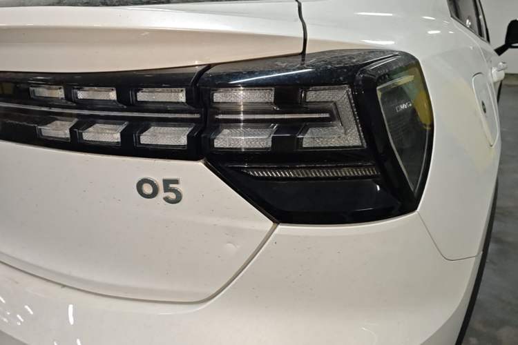 Used Lynk & Co 05 2020 2.0TD Two-Wheel Drive Shine Halo Exterior 3