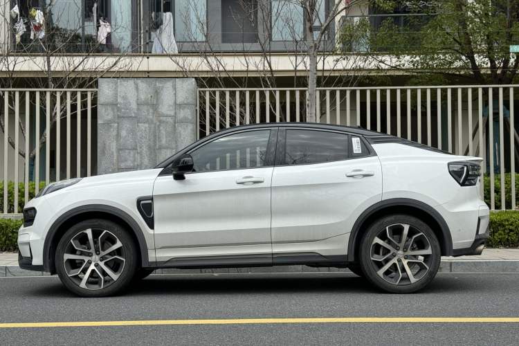 Used Lynk & Co 05 2020 2.0TD Four-Wheel Drive HypeHalo Exterior 3
