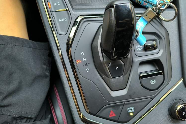 Used Lynk & Co 05 2020 2.0TD Four-Wheel Drive HypeHalo Gear Lever