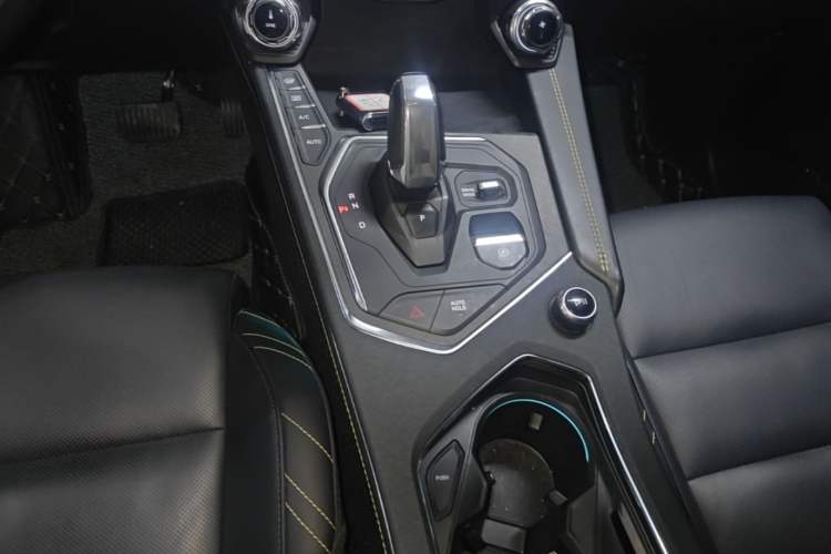 Used Lynk & Co 05 2020 2.0TD Two-Wheel Drive Shine Halo Gear Lever