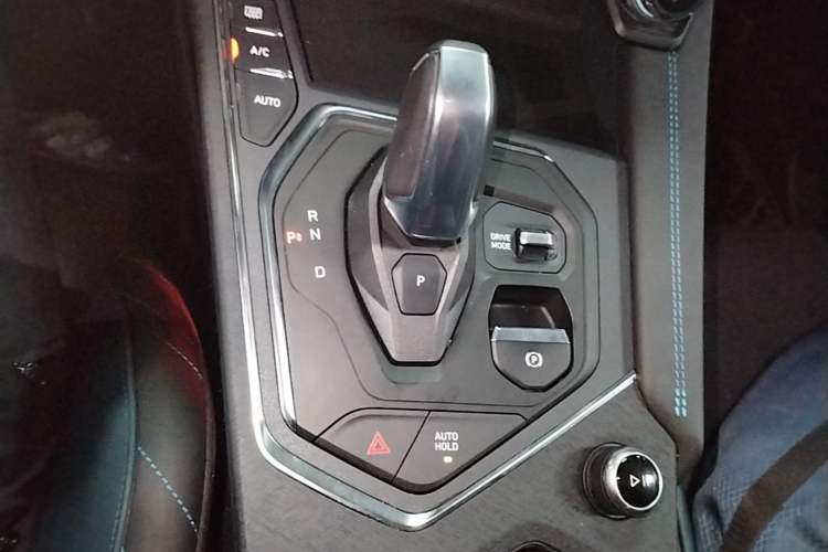 Used Lynk & Co 05 2020 2.0TD Two-Wheel Drive Shine Halo Gear Lever