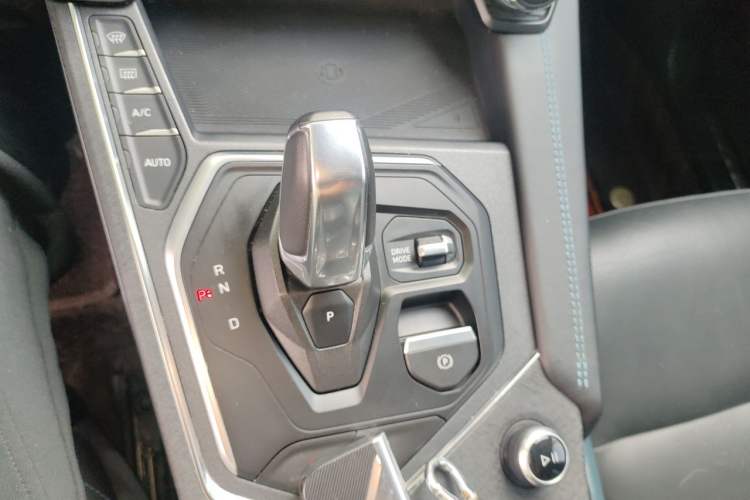 Used Lynk & Co 05 2020 2.0TD Two-Wheel Drive Shine Halo Gear Lever