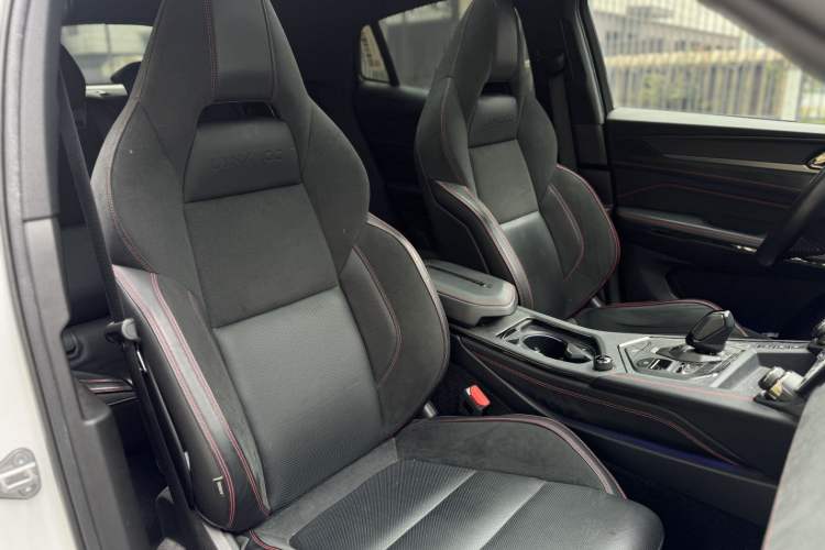 Used Lynk & Co 05 2020 2.0TD Four-Wheel Drive HypeHalo Interior 8