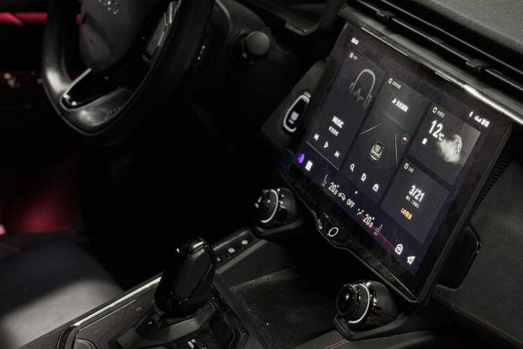Used Lynk & Co 05 2020 2.0TD Four-Wheel Drive HypeHalo Interior 9