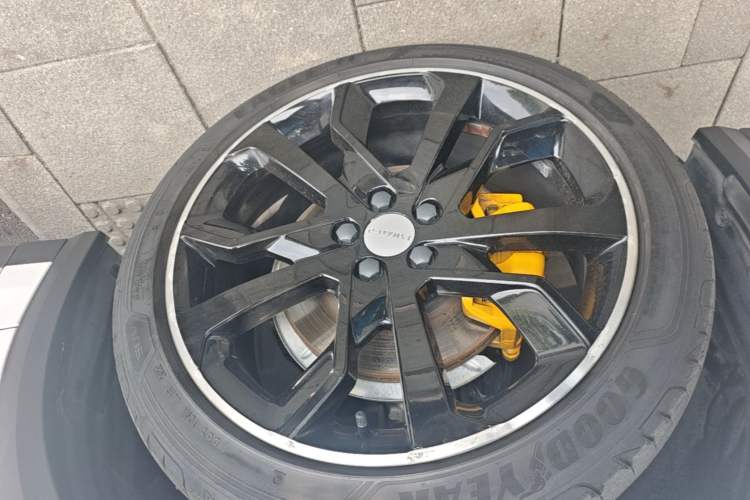 Used Lynk & Co 05 2020 2.0TD Four-Wheel Drive HypeHalo Left Front Wheel Hub