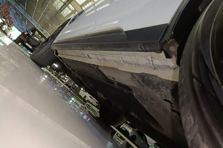 Used Lynk & Co 05 2020 2.0TD Two-Wheel Drive Shine Halo Left Side Sill