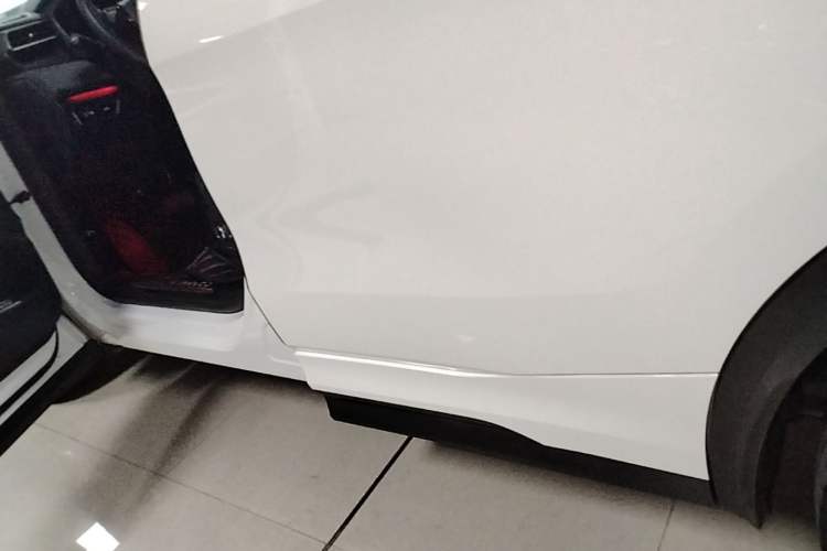 Used Lynk & Co 05 2020 2.0TD Two-Wheel Drive Shine Halo Left Side Sill