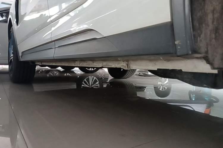 Used Lynk & Co 05 2020 2.0TD Two-Wheel Drive Shine Halo Left Side Sill