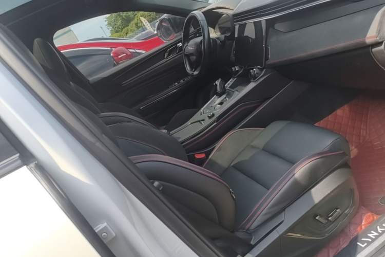 Used Lynk & Co 05 2020 2.0TD Four-Wheel Drive HypeHalo Right Front Seat