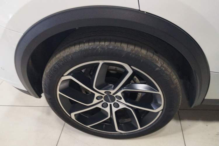 Used Lynk & Co 05 2020 2.0TD Two-Wheel Drive Shine Halo Right Rear Wheel Hub