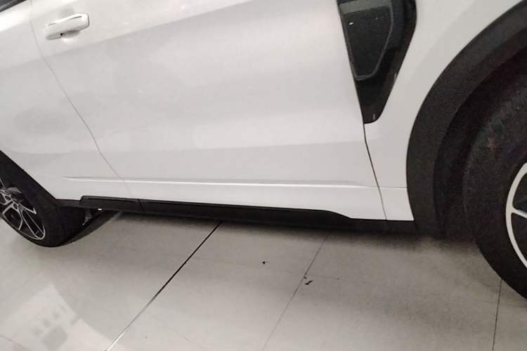 Used Lynk & Co 05 2020 2.0TD Two-Wheel Drive Shine Halo Right Side Sill