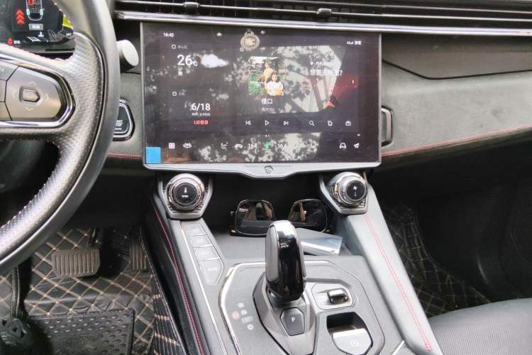Used Lynk & Co 05 2022 2.0TD Four-Wheel Drive Dynamic Halo Audio And AC Panel