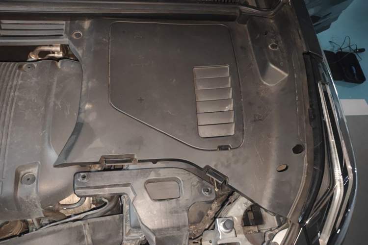 Used Lynk & Co 05 2022 2.0TD Four-Wheel Drive Dynamic Halo Engine Bay Left