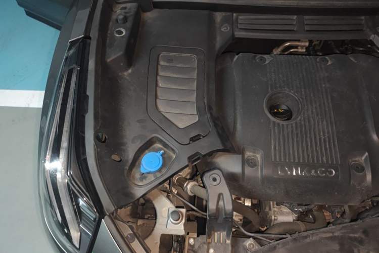 Used Lynk & Co 05 2022 2.0TD Four-Wheel Drive Dynamic Halo Engine Bay Right