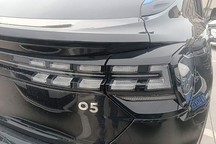 Used Lynk & Co 05 2022 2.0T Two-Wheel Drive Shine Halo Exterior 3