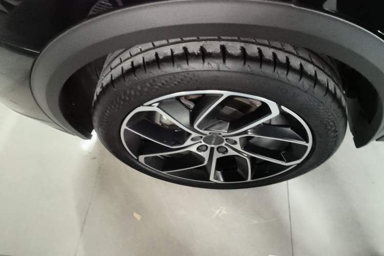 Used Lynk & Co 05 2022 2.0T Two-Wheel Drive Shine Halo Exterior 5