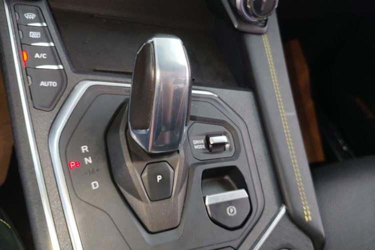 Used Lynk & Co 05 2022 2.0T Two-Wheel Drive Shine Halo Gear Lever