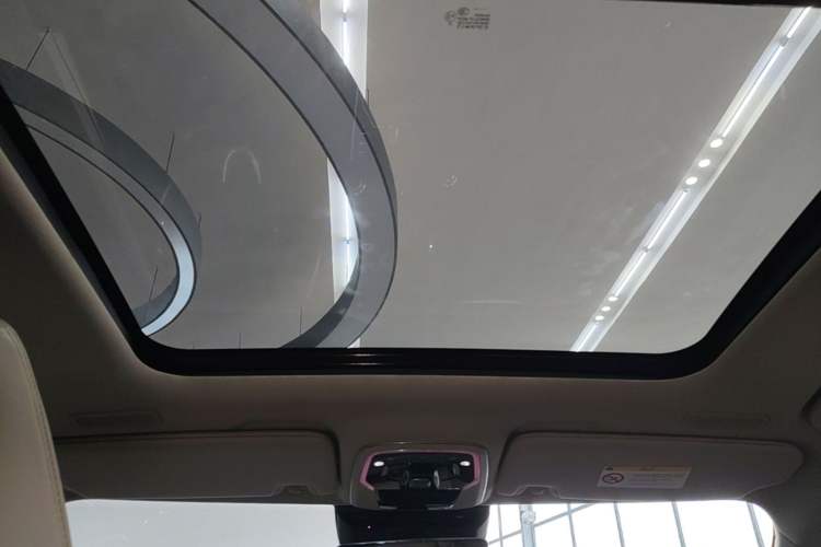 Used Lynk & Co 05 2022 2.0T Two-Wheel Drive Shine Halo Headliner