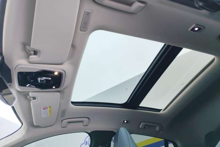 Used Lynk & Co 05 2022 2.0T Two-Wheel Drive Shine Halo Headliner