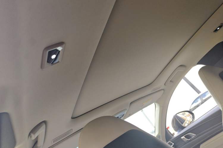 Used Lynk & Co 05 2022 2.0T Two-Wheel Drive Shine Halo Headliner