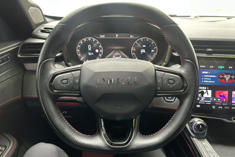 Used Lynk & Co 05 2022 2.0TD Four-Wheel Drive Dynamic Halo Interior 6