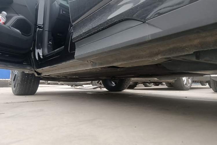 Used Lynk & Co 05 2022 2.0T Two-Wheel Drive Shine Halo Left Side Sill