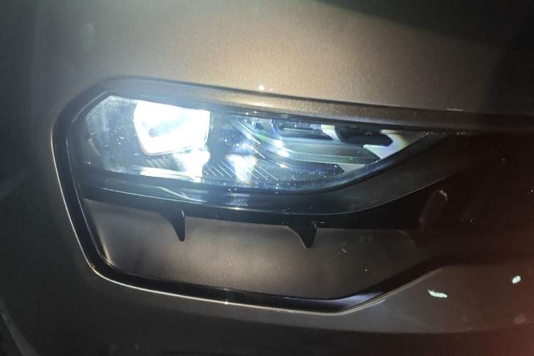 Used Lynk & Co 05 2022 2.0TD Four-Wheel Drive Dynamic Halo Right Front Headlight