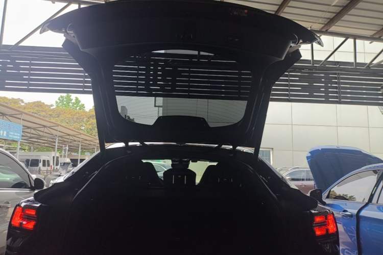 Used Lynk & Co 05 2022 2.0TD Four-Wheel Drive Dynamic Halo Trunk