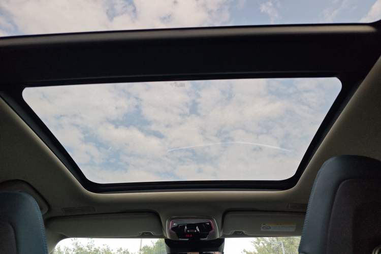Used Lynk & Co 05 2022 2.0T Two-Wheel Drive Shine Halo Headliner